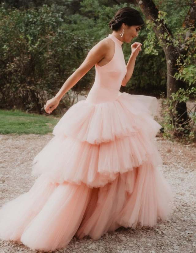 El vestido de novia rosa viral de la periodista Elena Sánchez